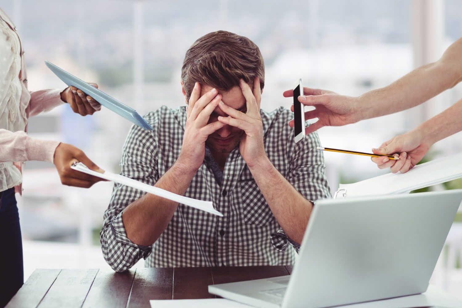 Photo homme stress&eacute; au travail