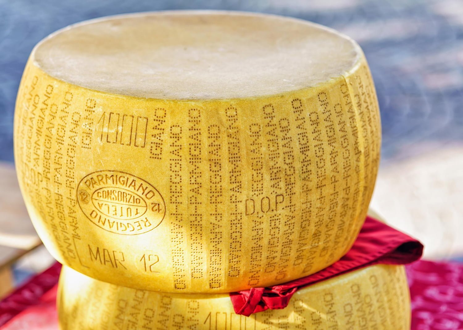 Quelle est la différence entre le Parmigiano Reggiano et le Grana Padano ? Millastuces