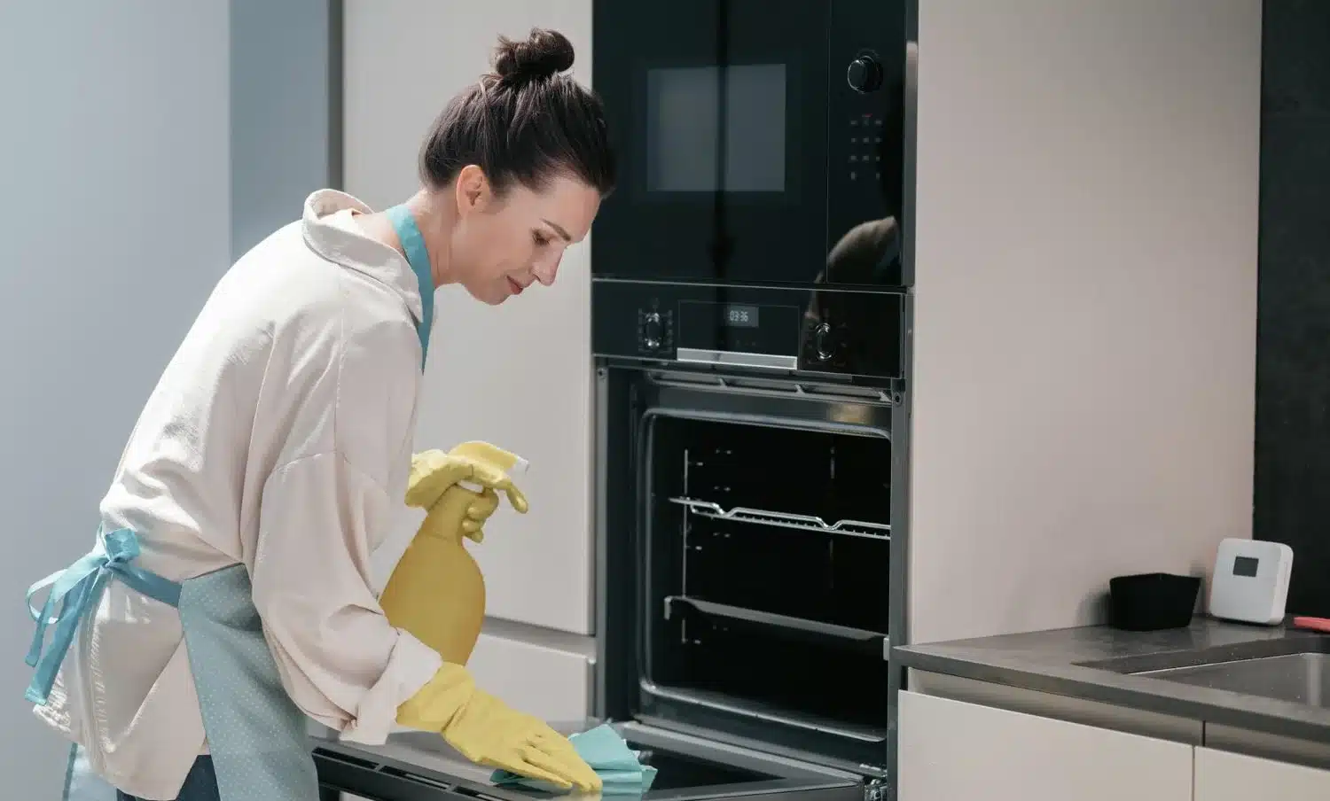 nettoyer efficacement la porte du four